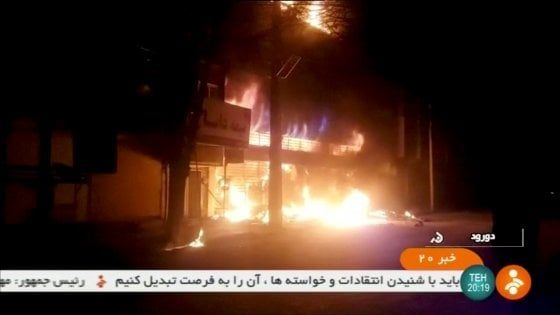 Iran: 9 morti nelle proteste della notte. Usa chiedono Consiglio di sicurezza Onu. Telefonata Rouhani-Macron