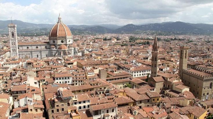Caro affitti, un 2024 nero: Firenze sorpasserà Milano. Vendite in crescita, prezzi stabili