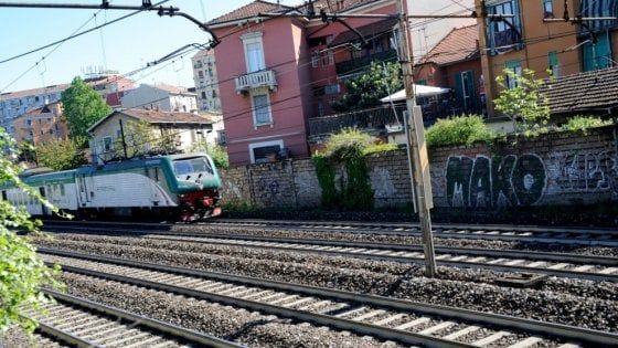Sesto San Giovanni, writer travolto e ucciso dal treno dove un anno fa morì il giovane Slav 