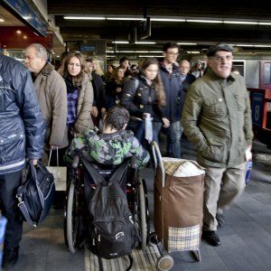 Circumvesuviana, treni nel caos, rabbia e proteste: "Che vergogna questi rottami"