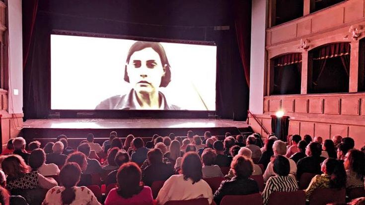 Castelvetrano guarda Iddu, ma sui muri c’è solo Joker il film caro a Messina Denaro