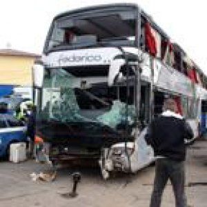 Tornavano dalla Calabria a Torino, bus si ribalta: 18 feriti
