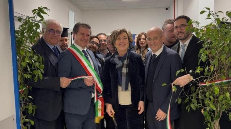 Il Truman show di Piana degli Albanesi: tre infermieri assunti solo per il taglio del nastro