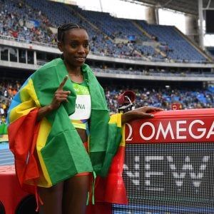 Atletica, Ayana riscrive la storia: oro e record nei 10.000