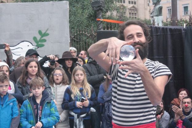 Palermo, i buskers in parata animano il centro storico