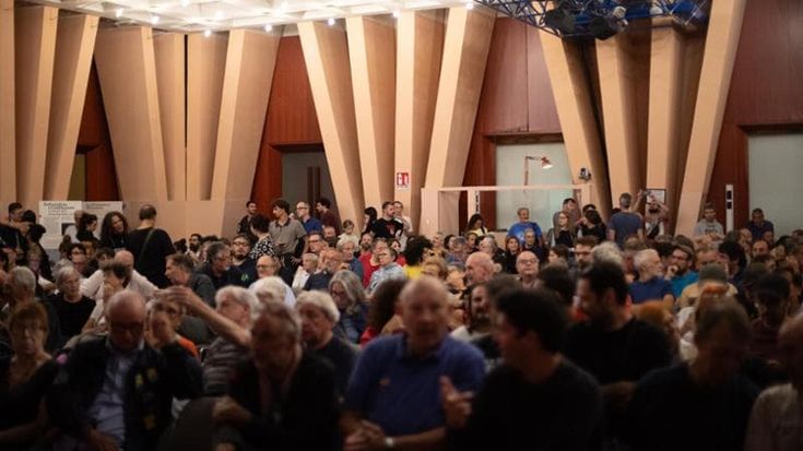 La rabbia e le critiche a Sala, le voci dall’assemblea del Leoncavallo: “Riprendiamoci Milano”