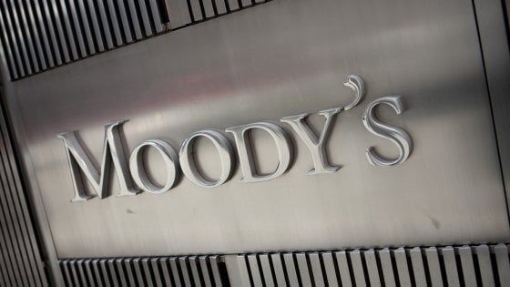 Moody's sull'Italia: "Improbabile scenda il debito". Lo spread risale, Borse incerte