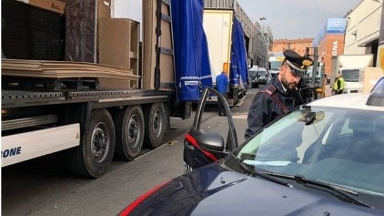 Alessandria, perito chimico muore schiacciato dalla pressa per produrre il compensato