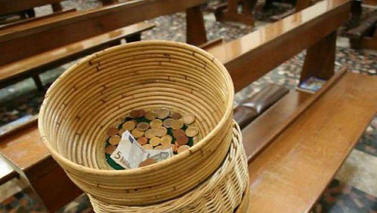 Sacerdote accumula un milione e mezzo di euro con le offerte: condannato l'amico per ricettazione
