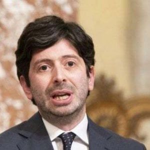 Covid, il ministero ordina la quarantena per chi arriva da Romania e Bulgaria. Speranza: "Il virus circola ancora"