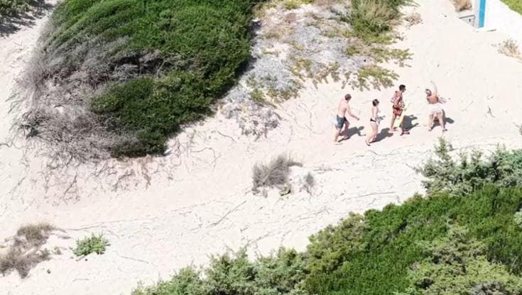 Porto Cesareo, bagnanti calpestano duna e gettano rifiuti: drone li riprende. Stretta sugli incivili