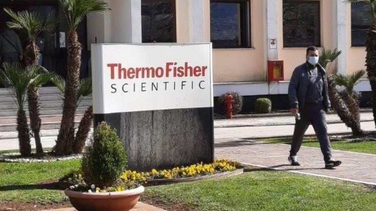 Vaccini made in Italy, l’orgoglio delle fabbriche: “Siamo pronti a produrli”