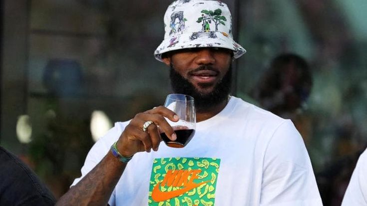 LeBron James, il figlio Bronny colpito da arresto cardiaco durante un allenamento di basket