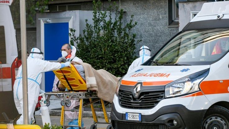 Covid, calano i contagi. E De Luca ora difende i medici