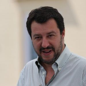 Governo, le opposizioni ad Alfano: "Si dimetta". Lui: "Non farò come Lupi. Barbarie contro la mia famiglia"