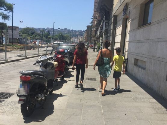 Riviera di Chiaia, finiti i lavori: il marciapiede diventa subito un parcheggio 