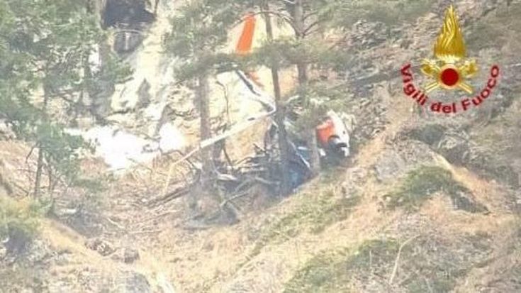 Valtellina, elicottero con quattro persone a bordo urta una roccia e precipita: morto operaio