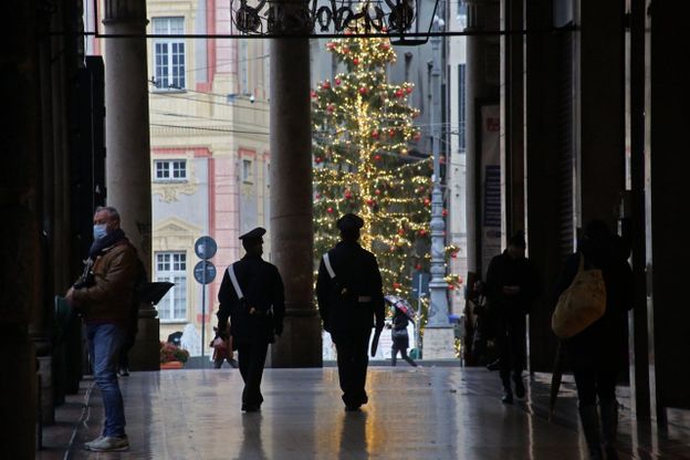 Genova, runner solitari, camion in coda e i controlli dei carabinieri nella città in zona rossa