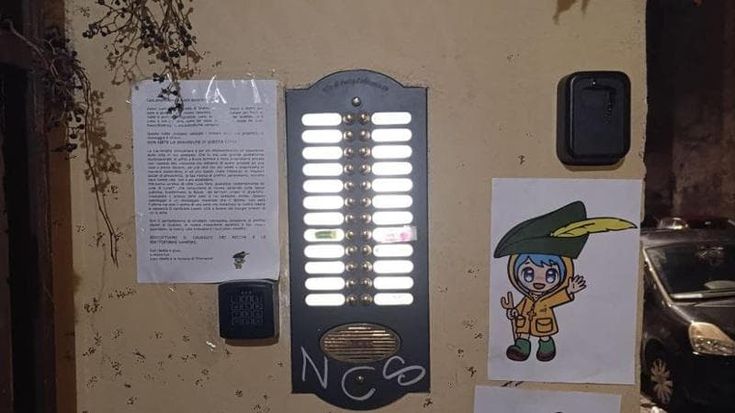 La mascotte del Giubileo in aiuto degli attivisti: sabotati i lucchetti b&b di San Lorenzo