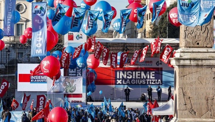 Sciopero generale,  dalla Campania in 5 mila al corteo a Roma: “Lavoro, pensioni e tasse: è qui la crisi”. Si ferma la metro linea 1