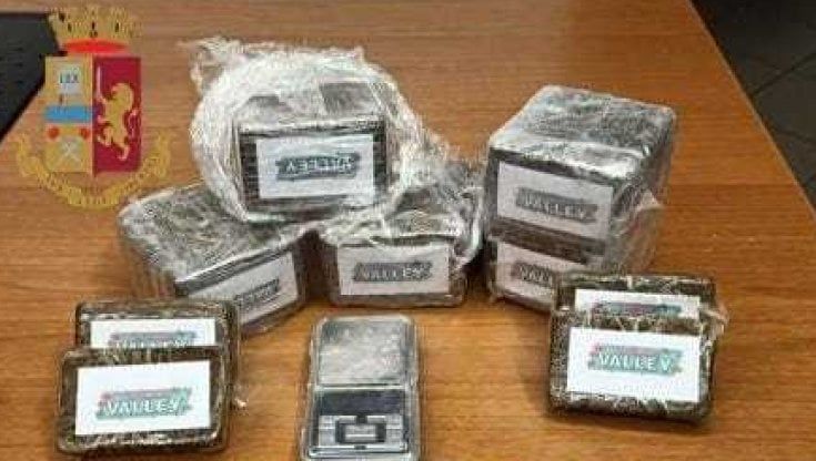 Milano, trovato in una stanza d'albergo con tre chili di hashish: arrestato 27enne