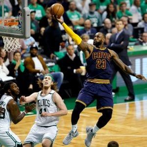 Basket, playoff Nba: Cleveland vola alle Finals, LeBron meglio di Jordan