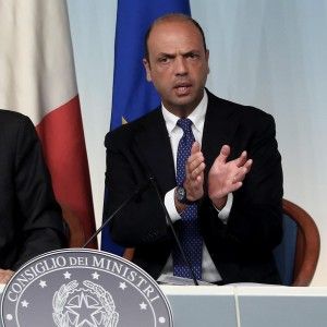 Articolo 18, Alfano insiste: "Siamo sulla strada giusta". Sacconi: "Cambiare o governo si esaurisce"