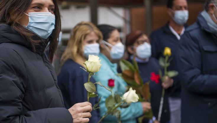 Fiori al Sant'Orsola per il personale sanitario: "State facendo la storia, orgogliosi di avervi cittadini di Bologna"