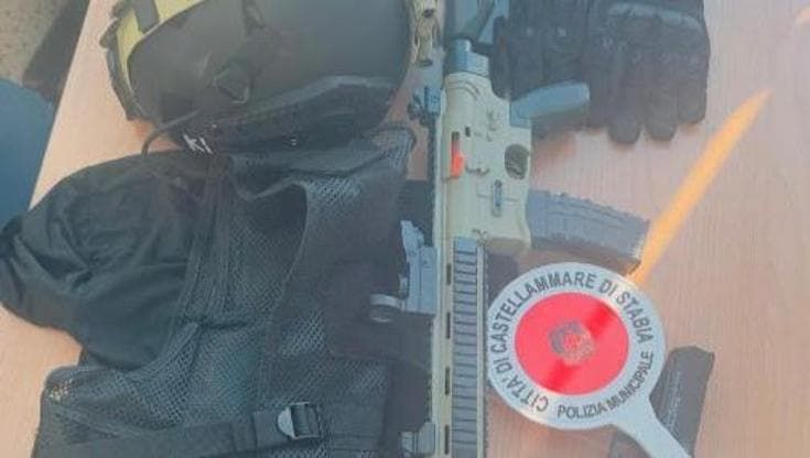 Castellammare, terrorizza i passanti in villa con mimetica e mitragliatore finto per un video TikTok