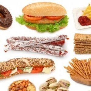 Tutta colpa del junk food, un under 18 su 4 sovrappeso o obeso