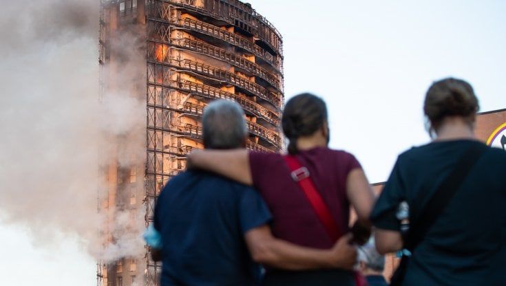 Un anno fa l'incendio della Torre dei Moro di via Antonini, il dolore e la rabbia: "Le nostre vite sospese"