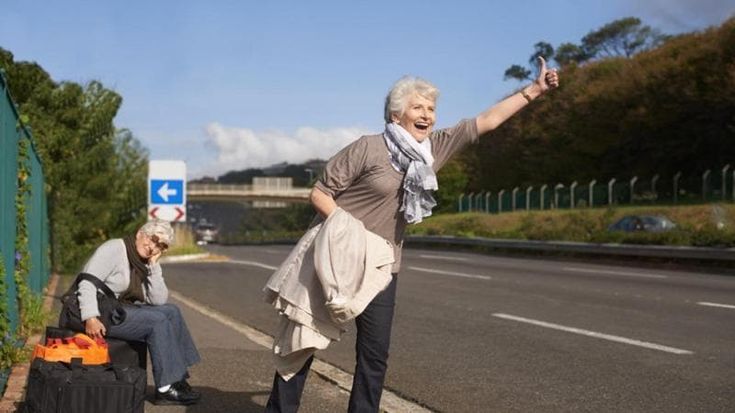 Autostop, ma in panchina: per i baby boomers in Svizzera arrivano le stazioni dei passaggi gratuiti