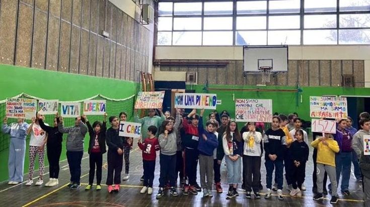 Violenza alle donne: i bambini ballano per dire “Mai più”