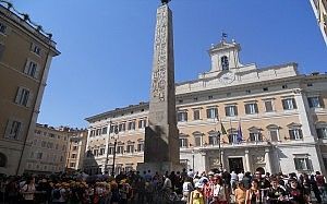 Precaria tenta di darsi fuoco<br />Tensione in piazza Montecitorio