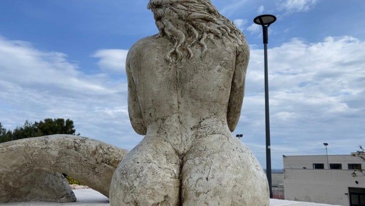 La sirena procace degli studenti di Monopoli finisce su The Guardian e Mirror. Il preside: "Sarebbe stato un male farla magra"
