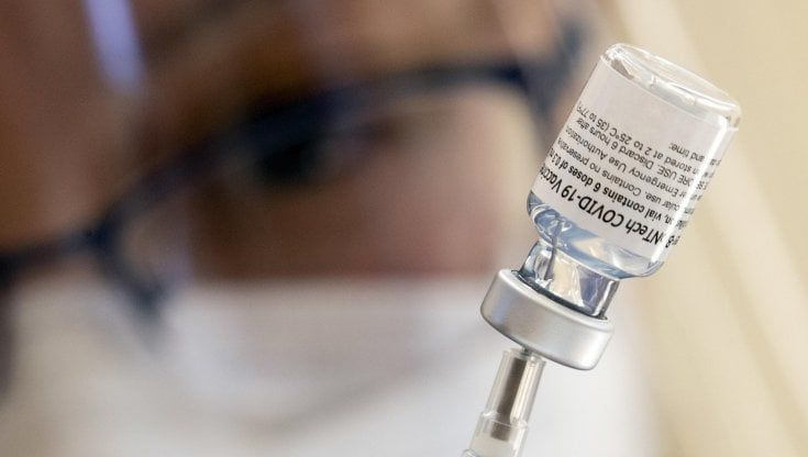 Usa, stop alla terza dose per i vaccinati con Pfizer. Il via libera solo per fragili e anziani