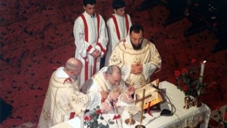Così il fantoccio di Padre Pio sta lasciando il posto a San Pio