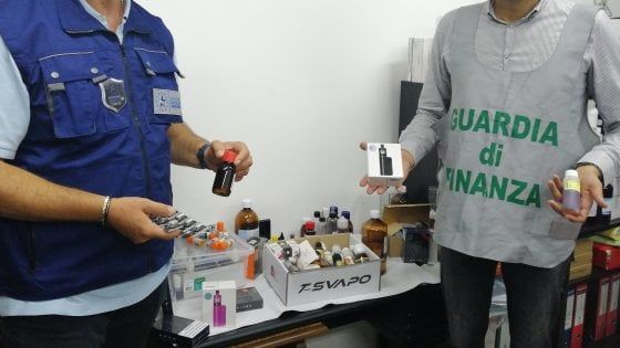 Gravina, scoperte 2.000 sigarette elettroniche contraffatte e liquido "svapabile" di contrabbando