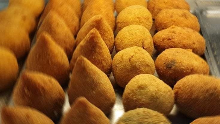 Che siano arancini o arancine, ecco le migliori 11 versioni da assaggiare in Sicilia