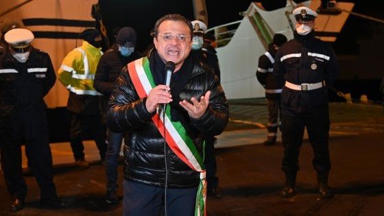 Coronavirus Messina, il sindaco De Luca contro Musumeci: "Domenica supermercati aperti"