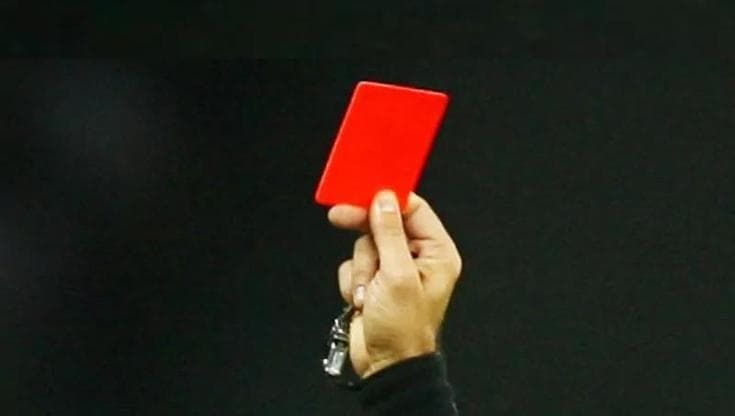 “L’arbitro mi ha colpito con una testata”: calciatore di 15 anni in ospedale dopo l’espulsione