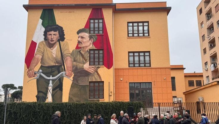 Un murale per celebrare la resistenza, ma l’inaugurazione è a scuola chiusa e senza studenti