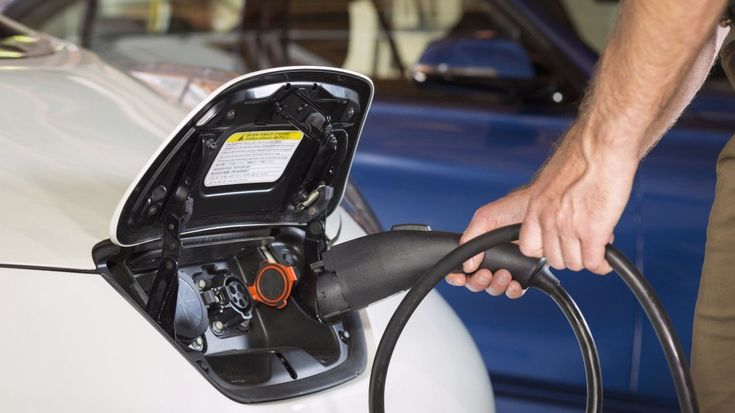 La scossa elettrica nel mercato dell'auto: è boom dei motori green