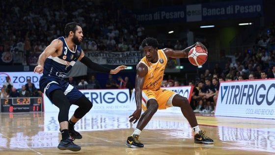 Basket, serie A: la Fortitudo parte bene, Pesaro sconfitta in casa