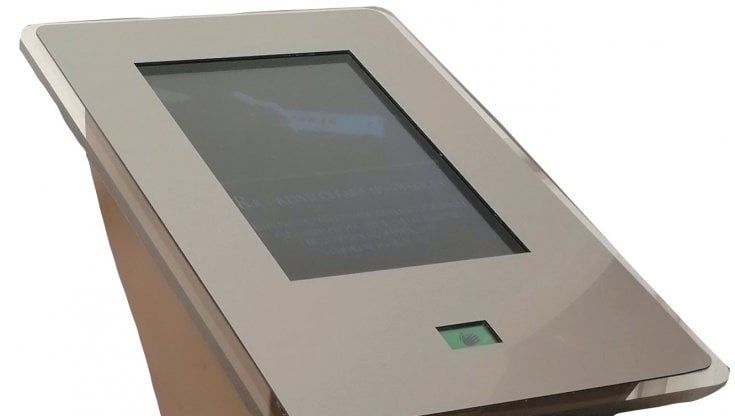 Da Piacenza l'acquasantiera digitale con gel benedetto e termoscanner