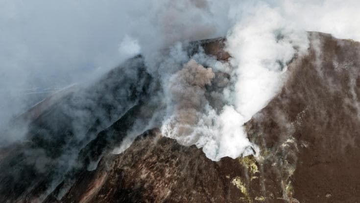 Etna, prosegue l’attività effusiva da una bocca situata a 3000 metri