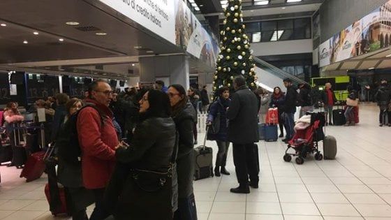 Il maltempo blocca i voli: notte all'aeroporto di Verona per 300 siciliani 