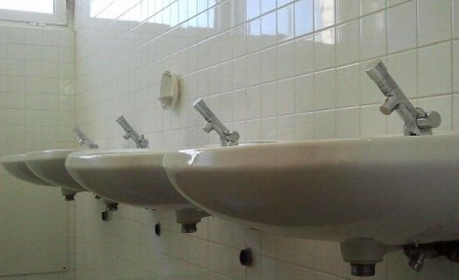 Telecamera in bagno<br />per spiare una dipendente