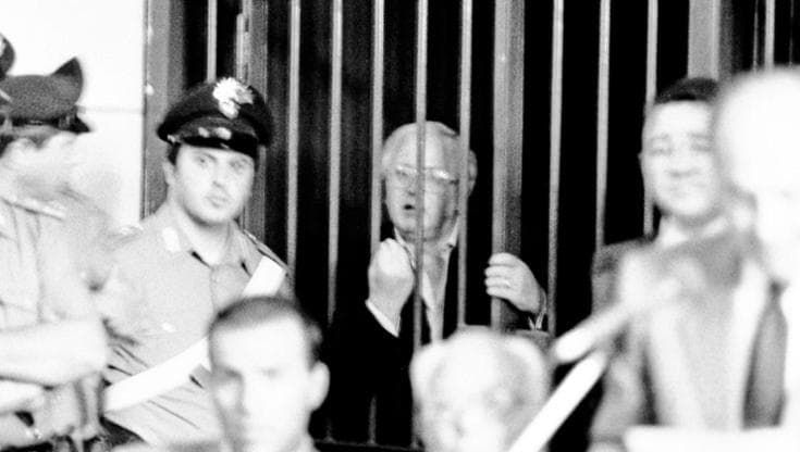 Castel Capuano, giugno 1993: la belva in gabbia, il boss Cutolo al processo Cirillo