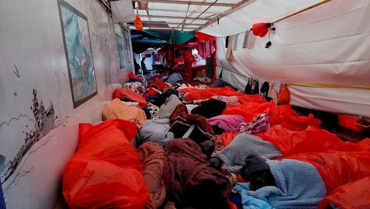 Fine dell'odissea, l'Ocean Viking con 306 migranti può attraccare ad Augusta